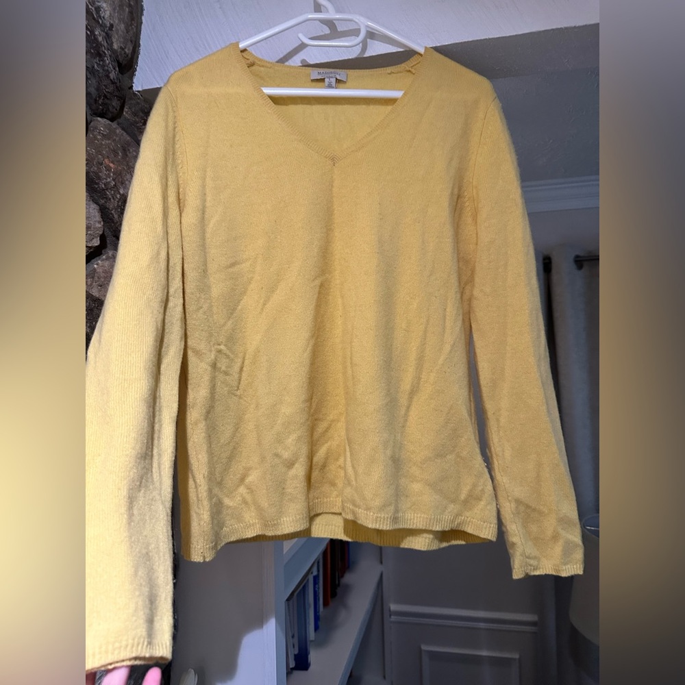 Madison $259 100%Cashmere V-Neck Sweater Size L Yellow V-Neck Knit - Picture 7 of 9